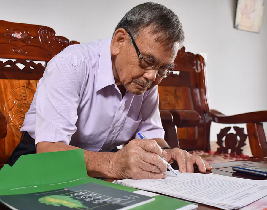 Ông Đào Lai-Chủ tịch Hội Người cao tuổi xã Biển Hồ (TP. Pleiku) đặc biệt quan tâm đến công tác nhân sự tại Đại hội. Ảnh: Trần Dung