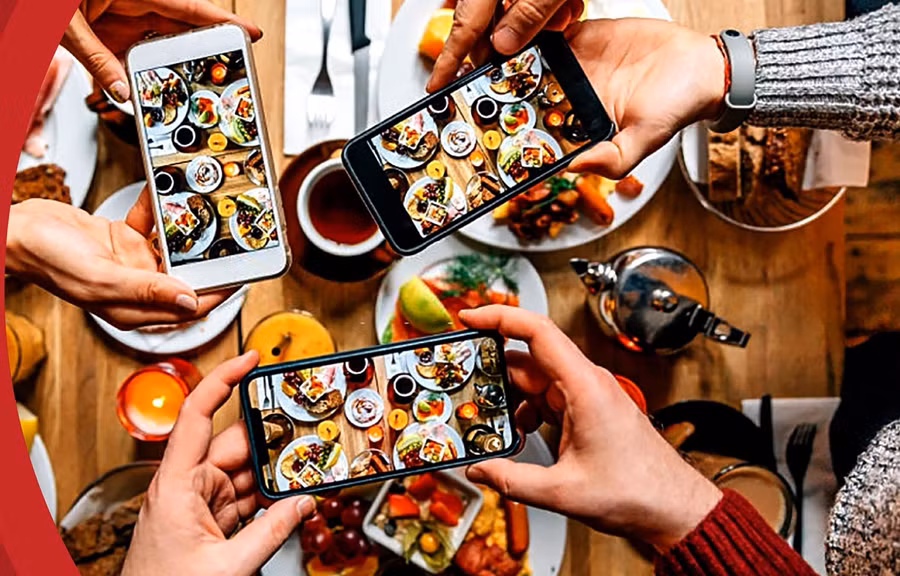 Smartphone trong xã hội hiện đại đã trở thành phương tiện kết nối và cung cấp thông tin nhanh chóng, hiệu quả cho hàng tỷ du khách khắp nơi trên thế giới. (Ảnh minh họa: CTV/Vietnam+)