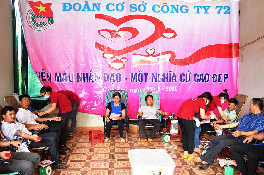 Đoàn cơ sở Công ty 72 tham gia hiến máu. Ảnh: Vĩnh Hoàng Đoàn cơ sở Công ty 72 tham gia hiến máu. Ảnh: Vĩnh Hoàng