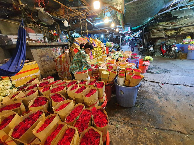 Quỳnh Anh tại gian hàng bán hoa hồng của mình tại chợ hoa Hồ Thị Kỷ