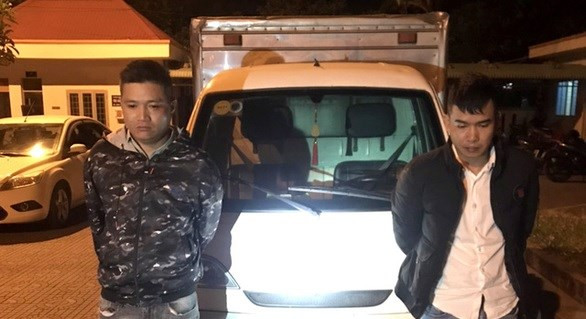 Hai đối tượng lừa đảo bị bắt giữ tại Cơ quan công an. (Nguồn: Tuổi trẻ) Hai đối tượng lừa đảo bị bắt giữ tại Cơ quan công an. (Nguồn: Tuổi trẻ)
