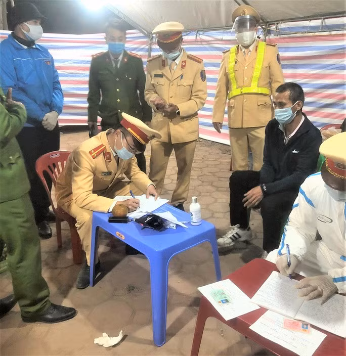  Tổ công tác làm việc với đối tượng Đỗ Văn Toản (mặc áo đen)