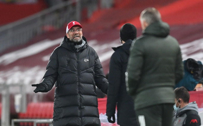 HLV Jurgen Klopp đôi co với đồng nghiệp Solskjaer của Man United