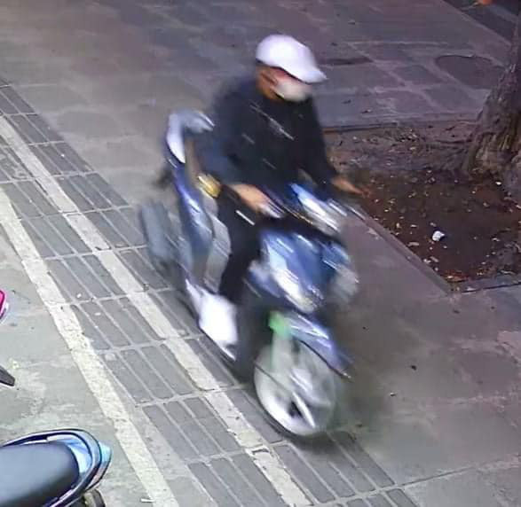 Hình ảnh được cho là nam thanh niên bỏ chạy khi hành vi cướp tài sản của bạn gái bị phát hiện  Hình ảnh được cho là nam thanh niên bỏ chạy khi hành vi cướp tài sản của bạn gái bị phát hiện