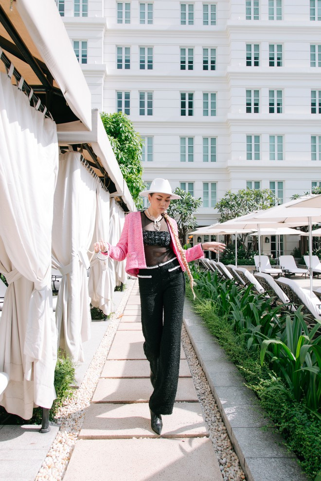 Sải bước với đôi chân dài 1,12m cùng thần thái cuốn hút, diễn viên phim Mẹ chồng luôn chiếm trọn spotlight mỗi khi xuất hiện tại sự kiện ẢNH: NVCC