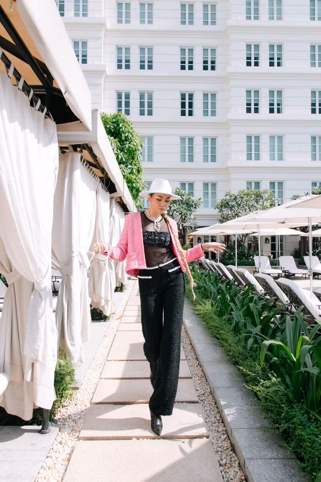 Sải bước với đôi chân dài 1,12m cùng thần thái cuốn hút, diễn viên phim Mẹ chồng luôn chiếm trọn spotlight mỗi khi xuất hiện tại sự kiện ẢNH: NVCC