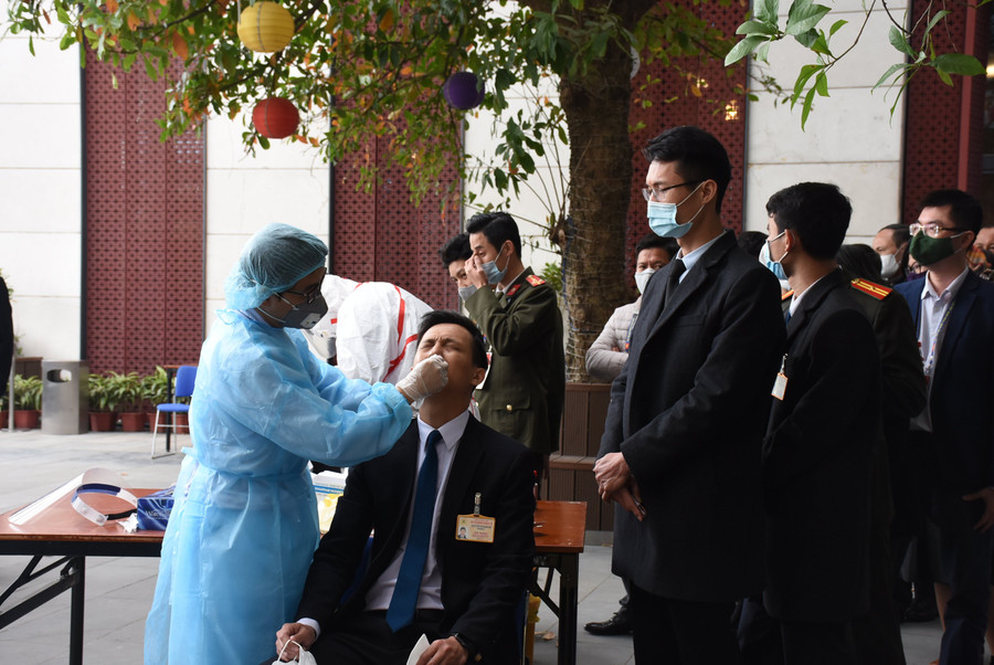 Do tình hình dịch Covid-19 diễn biến phức tạp nên tất cả phóng viên, nhân viên phục vụ Đại hội đều phải lấy mẫu xét nghiệm lần 3 ngay tại Trung tâm Hội nghị Quốc gia. Do tình hình dịch Covid nên tất cả phóng viên, nhân viên phục vụ Đại hội đều phải lấy mẫu xét nghiệm lần 3 ngay tại Trung tâm Hội nghị-hình 6