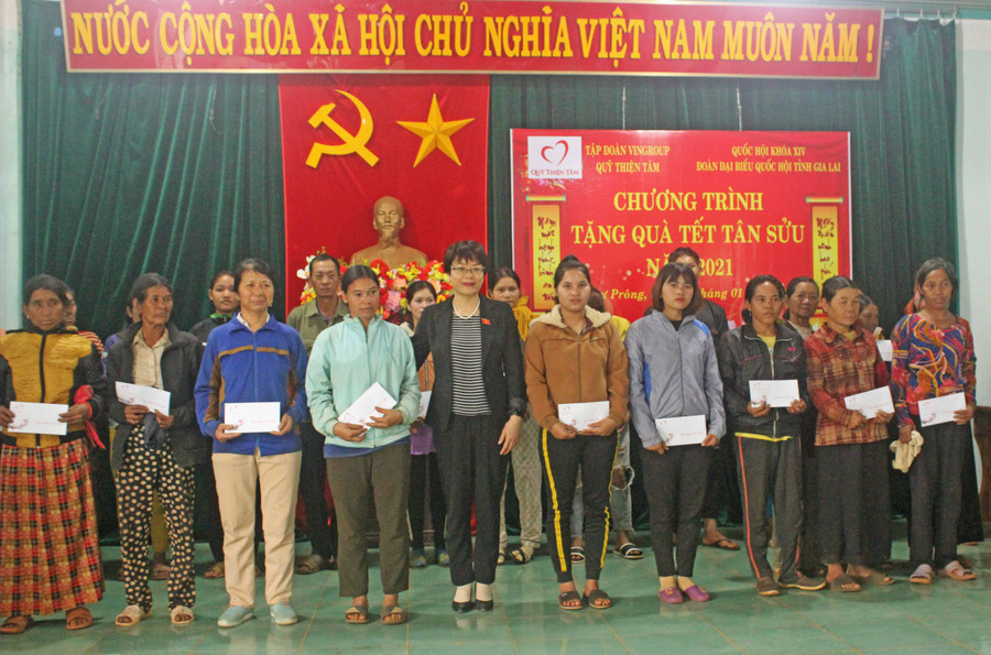 Bà Nguyễn Thị Mai Phương, Ủy viên thường trực Ủy ban Pháp luật của Quốc Hội tặng quà cho bà con nghèo xã Ia Kly (Chư P rông)