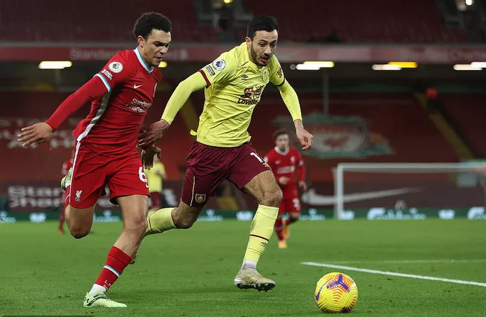 Alexander-Arnold tạo ra nhiều sóng gió từ cánh phải