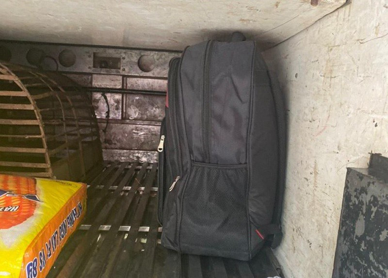 Chiếc ba lô bỏ quên trên xe khách.