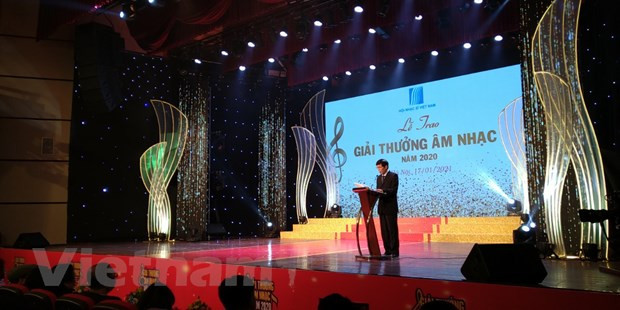 Nhạc sỹ Đinh Công Thuận, Chánh Văn phòng Hội nhạc sỹ Việt Nam, công bố các tác phẩm đạt giải. (Ảnh: Minh Thu/Vietnam+)