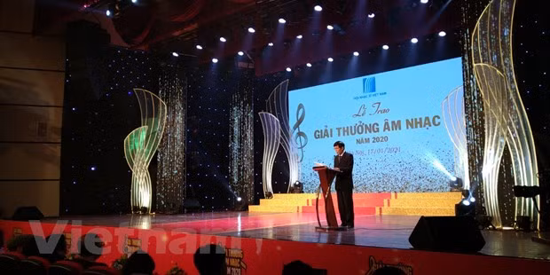 Nhạc sỹ Đinh Công Thuận, Chánh Văn phòng Hội nhạc sỹ Việt Nam, công bố các tác phẩm đạt giải. (Ảnh: Minh Thu/Vietnam+)