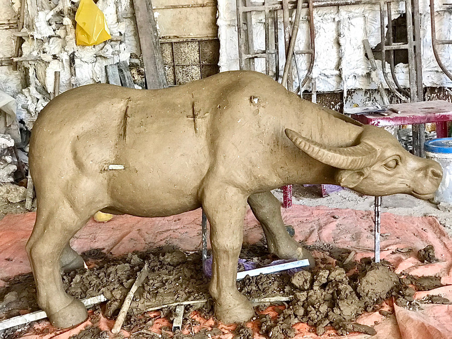 - Ảnh 7: Khi tạo hình, đòi hỏi người thợ phải thật tỉ mỉ và khéo léo ở từng chi tiết. Việc này giúp tiết giảm thời gian cho các khâu tiếp theo.