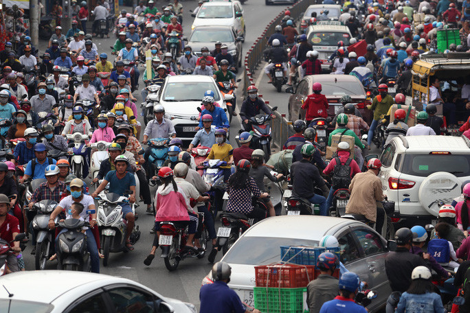 Nhiều giải pháp được đưa ra như mở rộng đường, phát triển giao thông công cộng nhưng tình trạng kẹt xe vẫn diễn raẢnh: Hoàng Triều