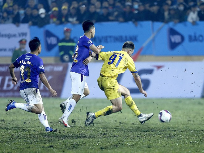 Mặt sân Thiên Trường tưới nước chạy bung hết cỏ và trơn trượt. Ảnh: MINH TÚ