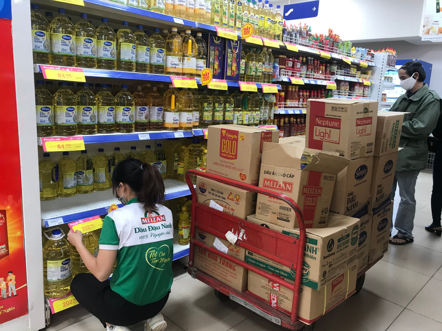 13. Để đảm bảo đủ lượng hàng hoá đúng như cam kết, các siêu thị lớn trên địa bàn như Co.op Mart Pleiku, Vinmart Pleiku đã nhập kho trước đó với số lượng đạt trên 95%. 