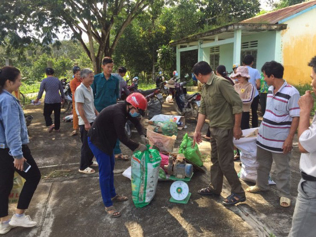 Hội viên nông dân xã Quốc Oai, huyện Đạ Tẻh Lâm Đồng thu gom phế liệu đến điểm tập kết để gây quỹ. Ảnh: T.L