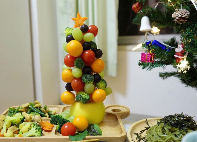 Cây thông Noel trang trí từ rau, củ, quả