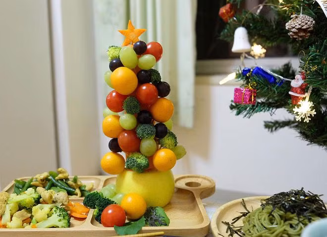Cây thông Noel trang trí từ rau, củ, quả