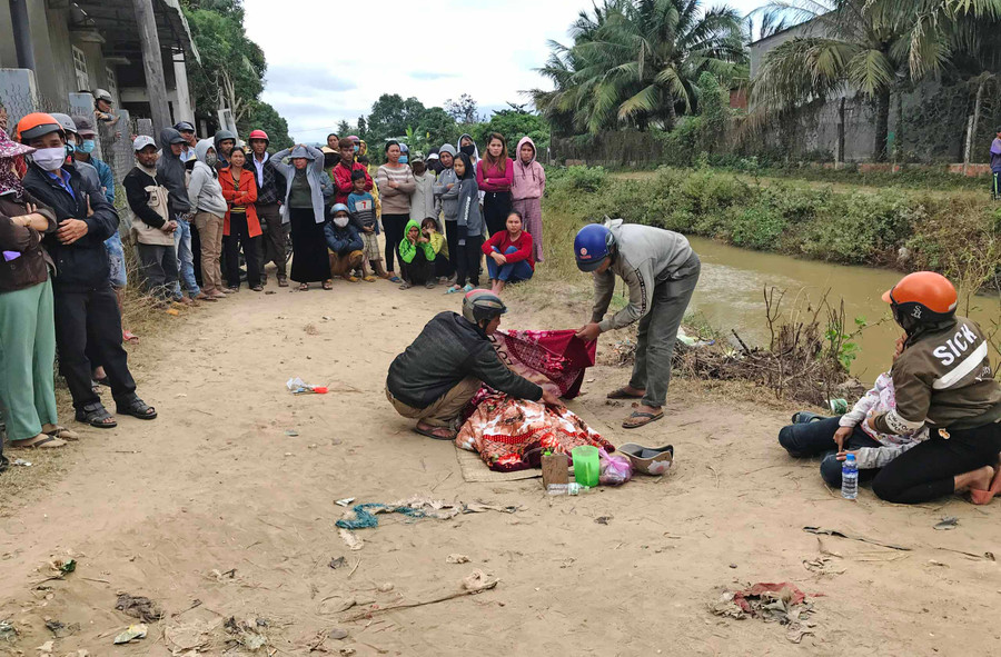 Thi thể nạn nhân được người dân vớt lên bờ.Ảnh-R'Ô Hok