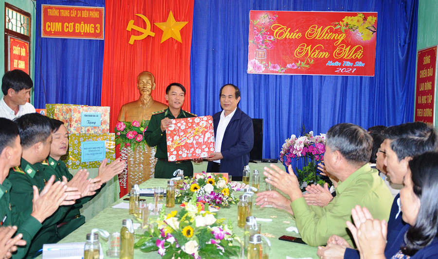  Chủ tịch UBND tỉnh tặng quà chúc mừng năm mới Cụm huấn luyện chó nghiệp vụ số 3. Ảnh: Vĩnh Hoàng