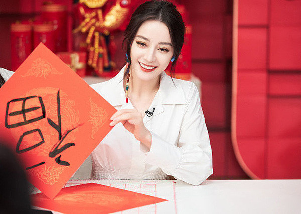 Địch Lệ Nhiệt Ba mặc sơ mi trắng được khen là điệu đà, duyên dáng.