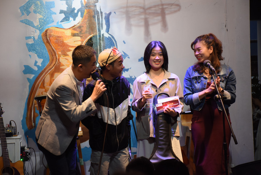 Diễm Quỳnh (thứ 2 từ phải sang) nhận danh hiệu quán quân của cuộc thi. Ảnh: Phương Duyên