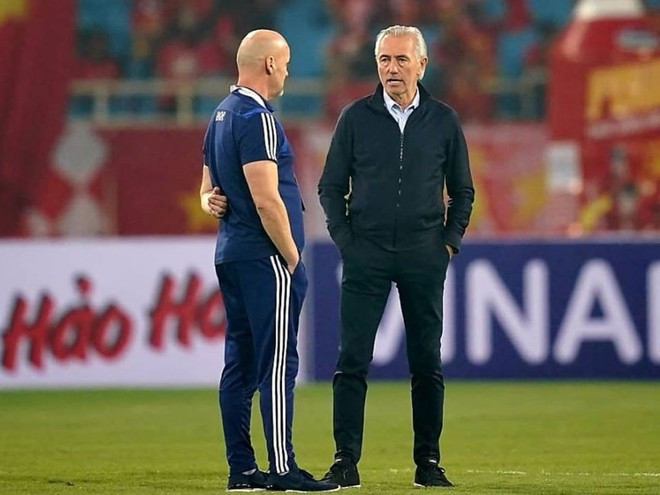 HLV Marwijk (phải) vẫn quyết tâm theo đuổi trẻ hóa tuyển UAE. Ảnh: ĐỘC LẬP