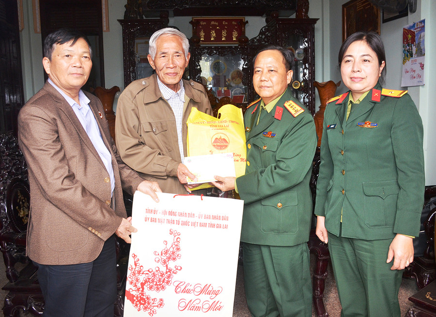 Đoàn công tác chúc mừng năm mới gia đình Trung tướng Nguyễn Thành Út. Ảnh: Vĩnh Hoàng