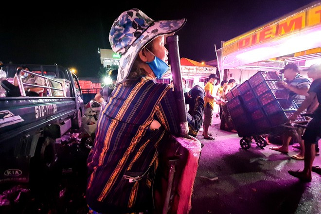 Bà Nguyễn Thị Hồng thường mang áo khoác thâm kim, rách nách đi kéo hàng ẢNH: SONG MAI