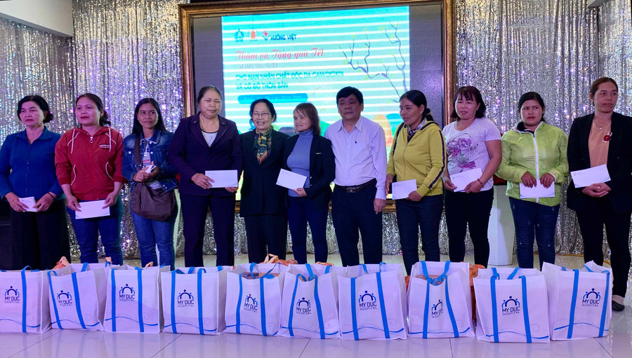 -Gs.Ts Nguyễn Thị Ngọc Phượng (thứ 5 từ trái qua) trao quà cho các cô đỡ thôn bản tiêu biểu. Ảnh: Như Nguyện