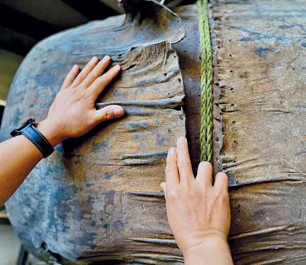 Dù chiếc trống có bị hỏng nhưng vẫn chứa đựng giá trị văn hóa và tinh thần vô cùng lớn. Ảnh: Mộc Trà