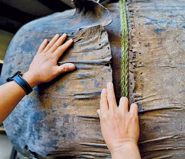 Dù chiếc trống có bị hỏng nhưng vẫn chứa đựng giá trị văn hóa và tinh thần vô cùng lớn. Ảnh: Mộc Trà