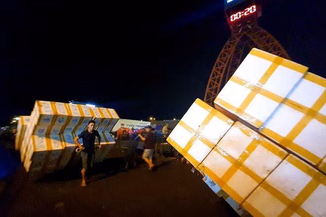 Lao động tự do trong chợ đầu mối Thủ Đức - Ảnh: Phạm Thu Ngân