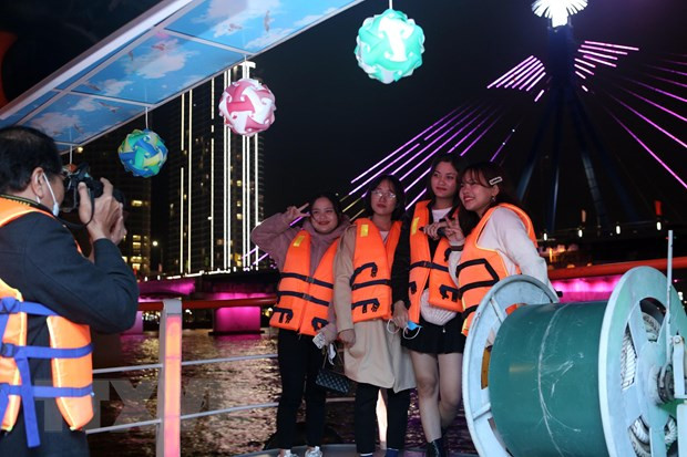 Du khách trải nghiệm tour du lịch trên Sông Hàn. (Ảnh: Trần Lê Lâm/TTXVN)