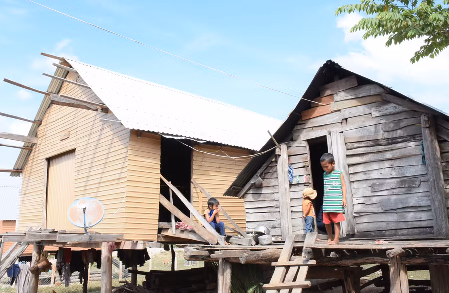 Những đứa con của anh Kpă Phương và chị Ksor H’yun (buôn Chư Băh A, xã Chư Băh) vui mừng khi có được căn nhà mới rộng rãi