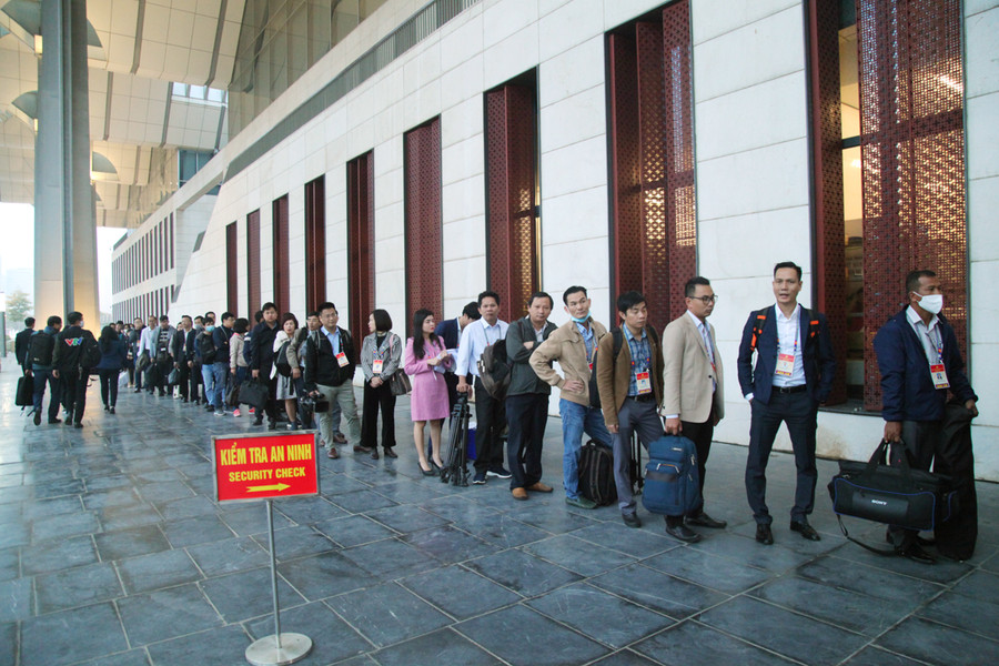 Phóng viên xếp hàng đi qua cổng an ninh để lên khu vực tác nghiệp. Phóng viên xếp hàng đi qua cổng an ninh để lên khu vực tác nghiệp-hình 2