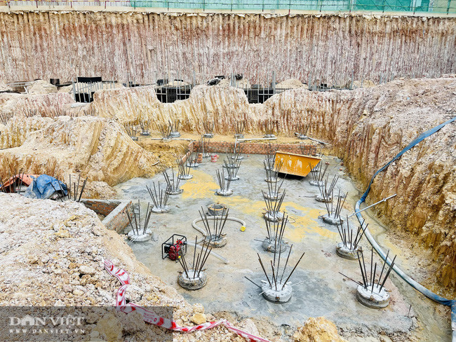 Những chiếc cọc bê tông cốt thép đóng sâu dưới lòng đất để chuẩn bị cho việc xây dựng hầm móng dự án. Ảnh: V.D