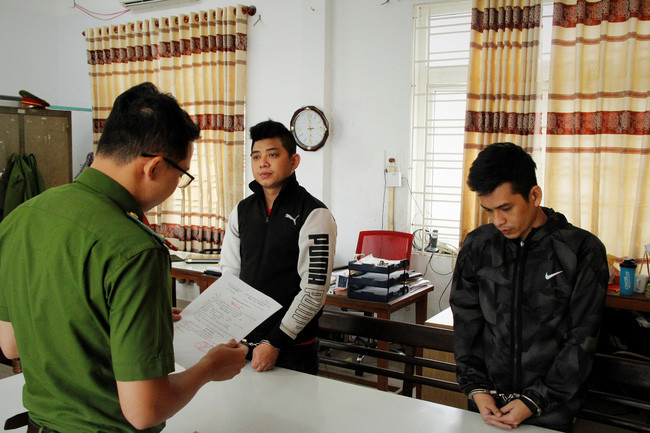 Cơ quan chức năng đọc lệnh bắt tạm giam Trần Văn Lộc (phải) và Hồ Duy Phong thuộc nhóm Phước "diện". Cơ quan chức năng đọc lệnh bắt tạm giam Trần Văn Lộc (phải) và Hồ Duy Phong thuộc nhóm Phước