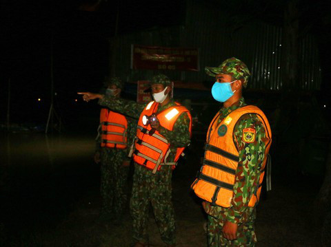 Lực lượng chức năng căng mình ngăn người nhập cảnh trái phép.