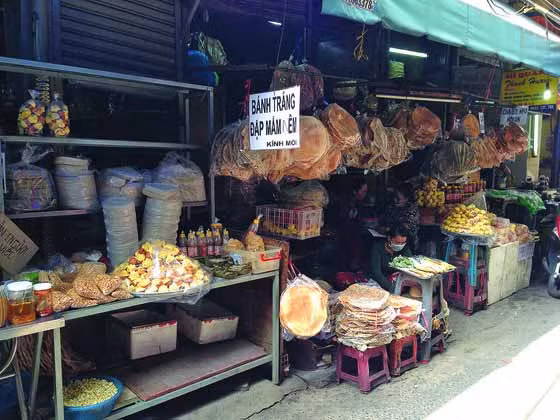 Khách đi chợ Bà Hoa không chỉ tìm mua đặc sản miền Trung mà còn để nghe giọng quê chân chất từ những đồng hương xứ Quảng. Ảnh: THIÊN THANH Khách đi chợ Bà Hoa không chỉ tìm mua đặc sản miền Trung mà còn để nghe giọng quê chân chất từ những đồng hương xứ Quảng. Ảnh: THIÊN THANH