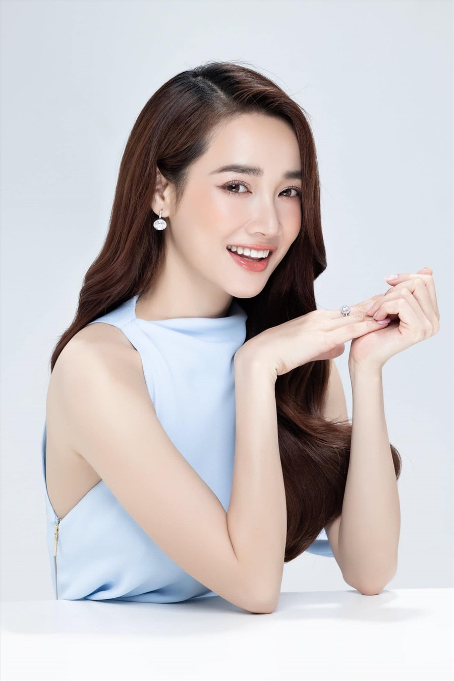 Sau sinh con, Nhã Phương nhanh chóng lấy lại vóc dáng thon gọn và xinh đẹp. Người đẹp tung bộ ảnh kỉ niệm hành trình vừa qua với những gam màu dịu nhẹ, thanh thoát.