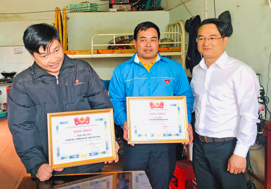 Anh Đỗ Duy Nam-Phó Bí thư Tỉnh Đoàn tặng bằng khen của Ban Chấp hành Tỉnh Đoàn cho anh Trần Chí Hải (bìa trái) và anh Siu Giới (ở giữa). Ảnh P.L
