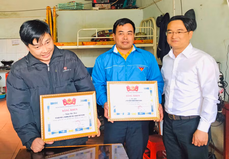 Anh Đỗ Duy Nam-Phó Bí thư Tỉnh Đoàn tặng bằng khen của Ban Chấp hành Tỉnh Đoàn cho anh Trần Chí Hải (bìa trái) và anh Siu Giới (ở giữa). Ảnh P.L