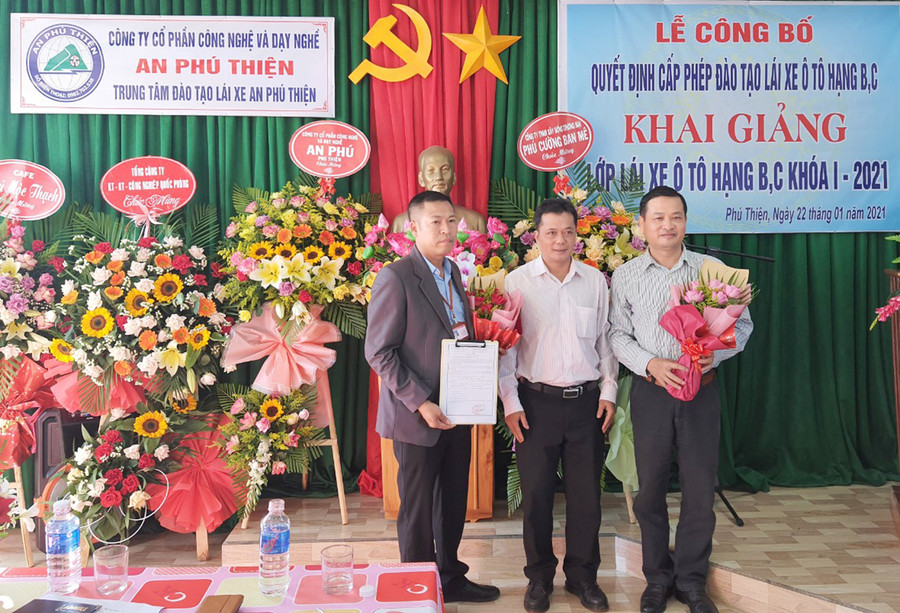 Đại diện Sở Giao thông-Vận tải trao quyết định cấp phép đào tạo lái xe ô tô hạng B, C cho Công ty cổ phần Công nghệ và Dạy nghề An Phú Thiện. Ảnh: Hà Phương Đại diện Sở Giao thông-Vận tải Gia Lai trao quyết định cấp phép đào tạo lái xe cho Công ty cổ phần Công nghệ và Dạy nghề An Phú Thiện. Ảnh: Hà Phương