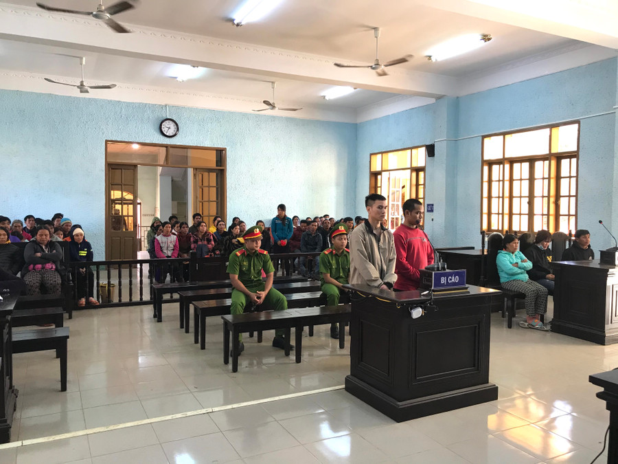 Đông đảo người dân đã đến theo dõi phiên tòa xét xử vụ án liên quan vượt biên. Ảnh: Lê Văn Ngọc