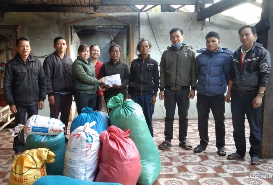  Các ban ngành, đoàn thể xã ủng hộ tiền và một số vật dụng sinh hoạt cho gia đình ông Siu Sên