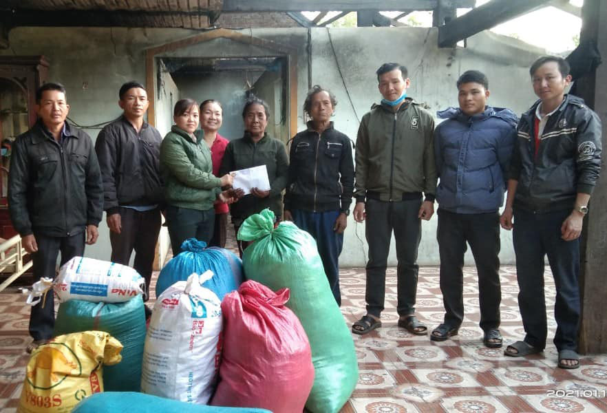  Các ban ngành, đoàn thể xã ủng hộ tiền và một số vật dụng sinh hoạt cho gia đình ông Siu Sên
