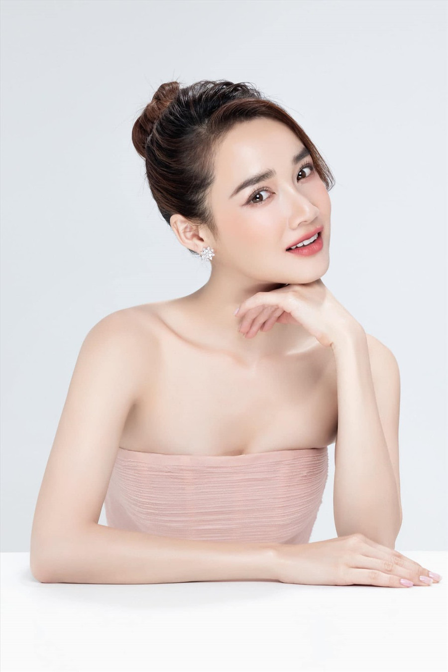 “Với một người diễn viên, một người lúc nào cũng phải đẹp, tôi nghĩ là khi ở nhà, mình có thể xuề xoà nhưng khi bước ra đứng trước quý vị khán giả, mình luôn phải đẹp” - cô nói. “Với một người diễn viên, một người lúc nào cũng phải đẹp, tôi nghĩ là khi ở nhà, mình có thể xuề xoà nhưng khi bước ra đứng trước quý vị khán giả, mình luôn phải đẹp” - cô nói.