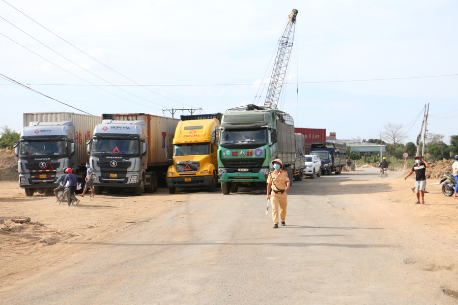 Các phương tiện đi ngang qua thị xã buộc phải dừng lại để kiểm tra và khai báo y tế.JPG